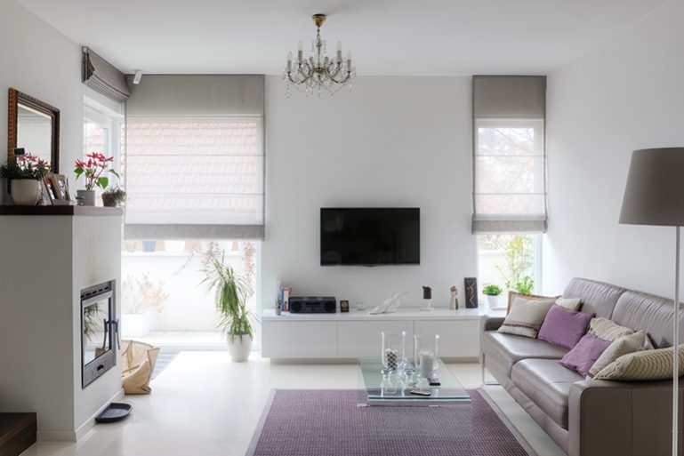 ห้องสวยเรียบง่ายด้วยผ้าม่านพับ