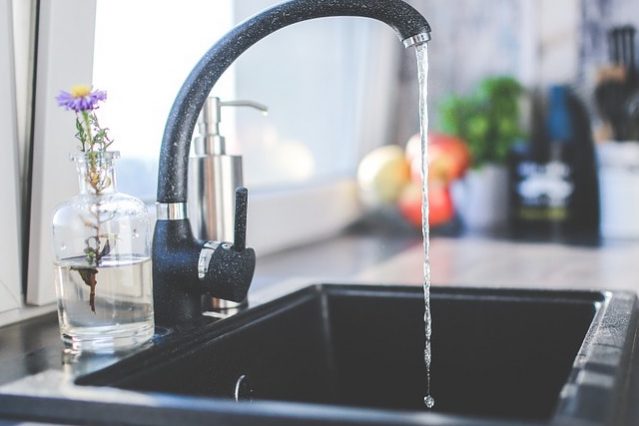 ตรวจสอบน้ำรั่วซึมในบ้านและอาคาร